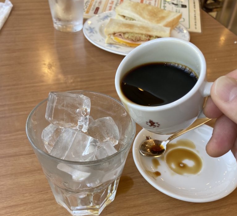名古屋地区中心に展開の老舗喫茶店 コンパルさん アイスコーヒー注ぐときいつもこぼれる 爆 ルギ散歩